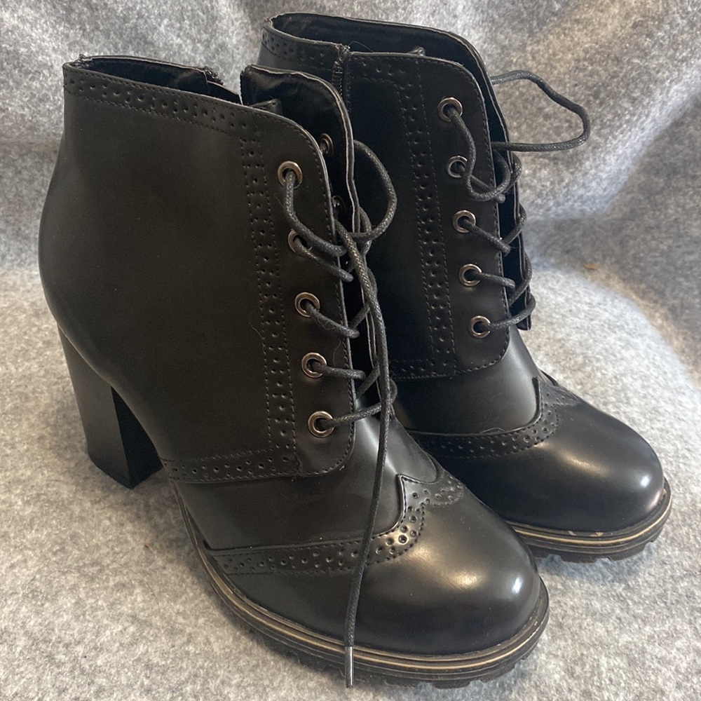 Shiny leather heel booties